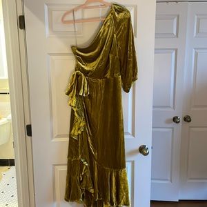 Absolutely gorgeous velvet one shoulder gown in Citron